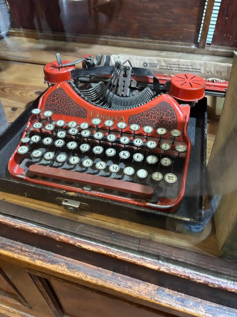 An antique typewriter.